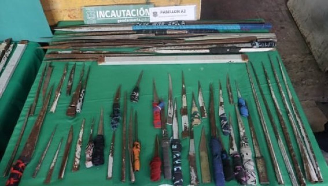 /allanamiento-en-carcel-de-talca-incauta-armas-y-celulares