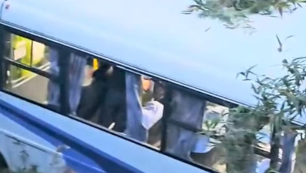/bus-desbarranco-en-ruta-costera-de-cochamo-con-26-pasajeros-tres-fueron