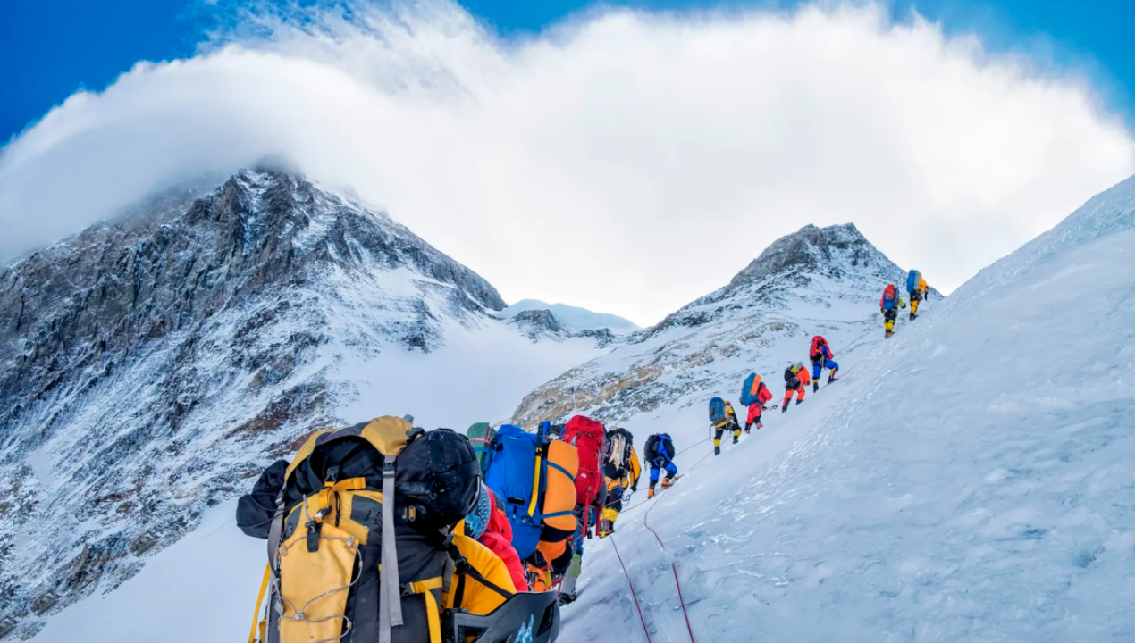 /deportes/montanismo/profesora-puntarenense-escala-el-monte-everest-y-coloca-bandera-de